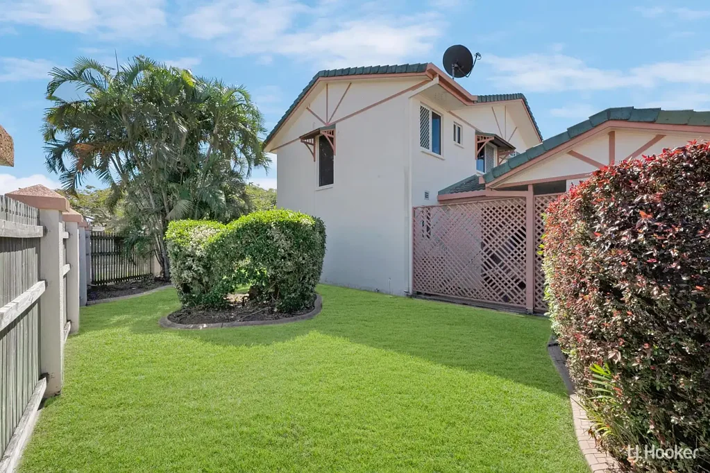 West End 2ਬੈੱਡਰੂਮ SPACIOUS TOWNHOUSE LIVING -END UNIT WITH PRIVATE COURTYARD