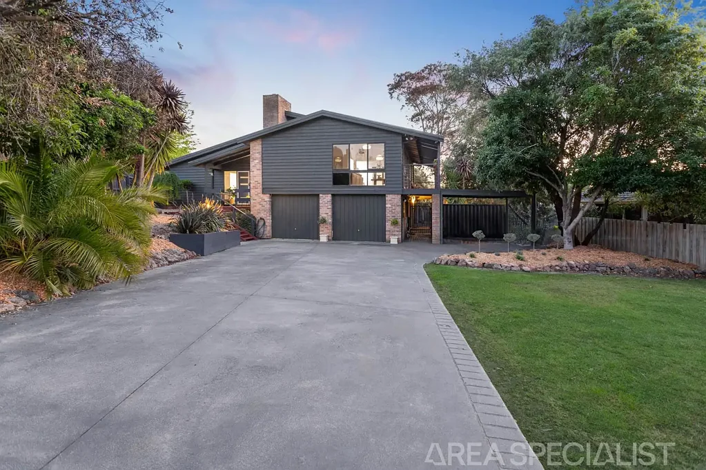 Langwarrin 5Kwarto The Brief: Ultimate Family Entertainer with Poolside Oasis