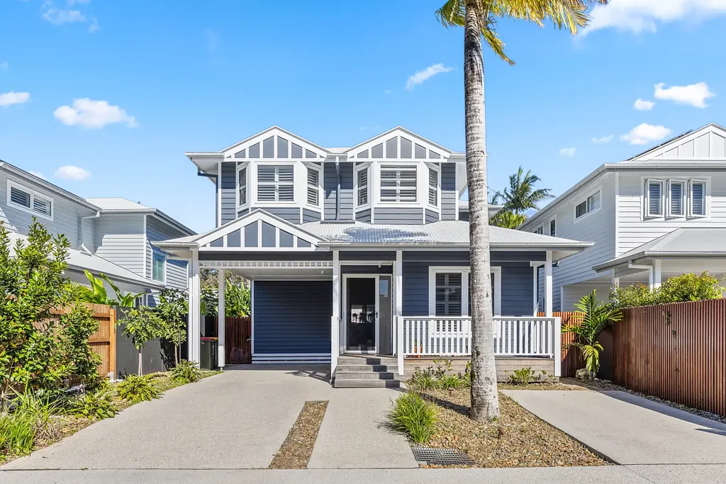 Luxurious Hamptons Dream Home in the Heart of Byron Bay!