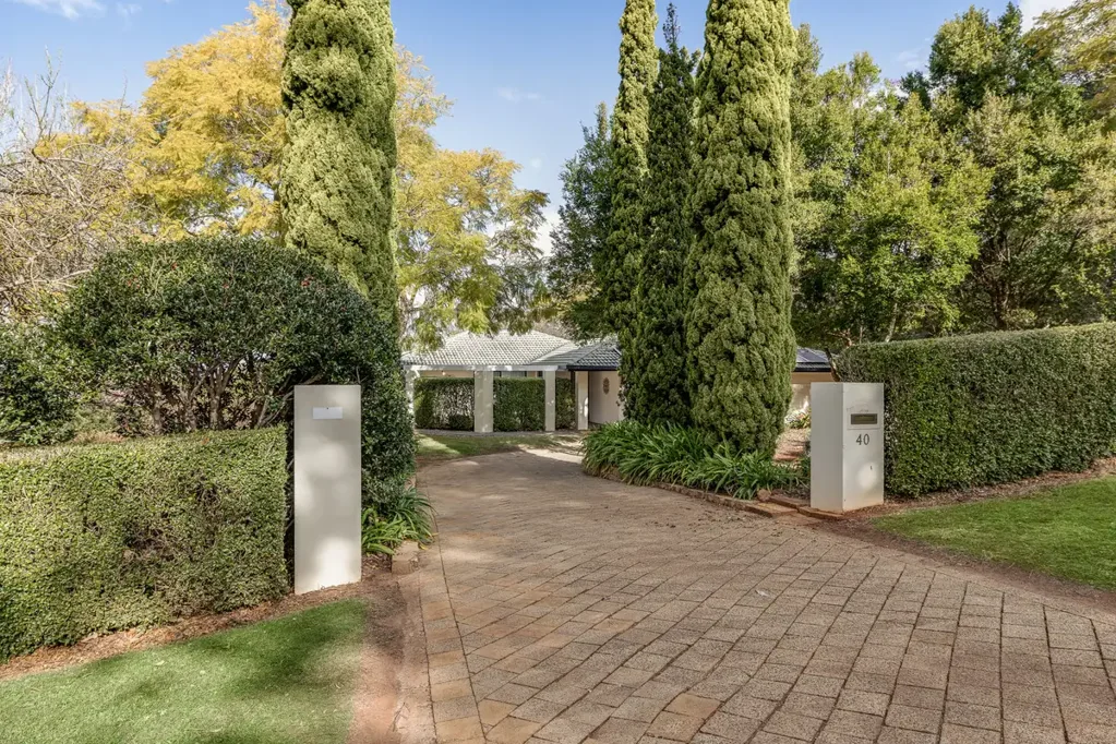 Prince Henry Heights 5 Slaapkamer Elevated estate on 2,515m² across two titles with spectacular valley views