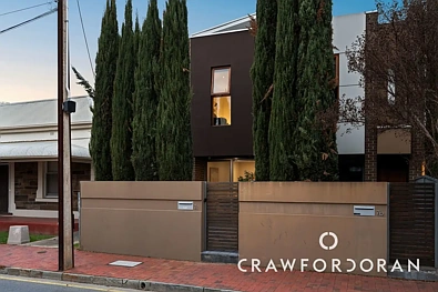 Brompton 3房  A Sharp-Edged, Two-Storey Home Worthy of Brompton's Rise