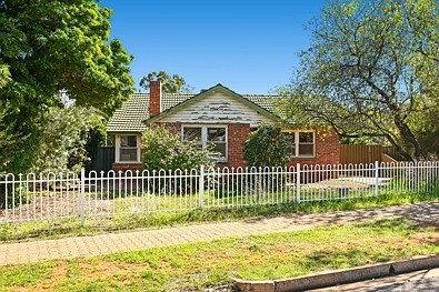Elizabeth East 3房  Classic Red-Brick Charm with a 920m2 Block