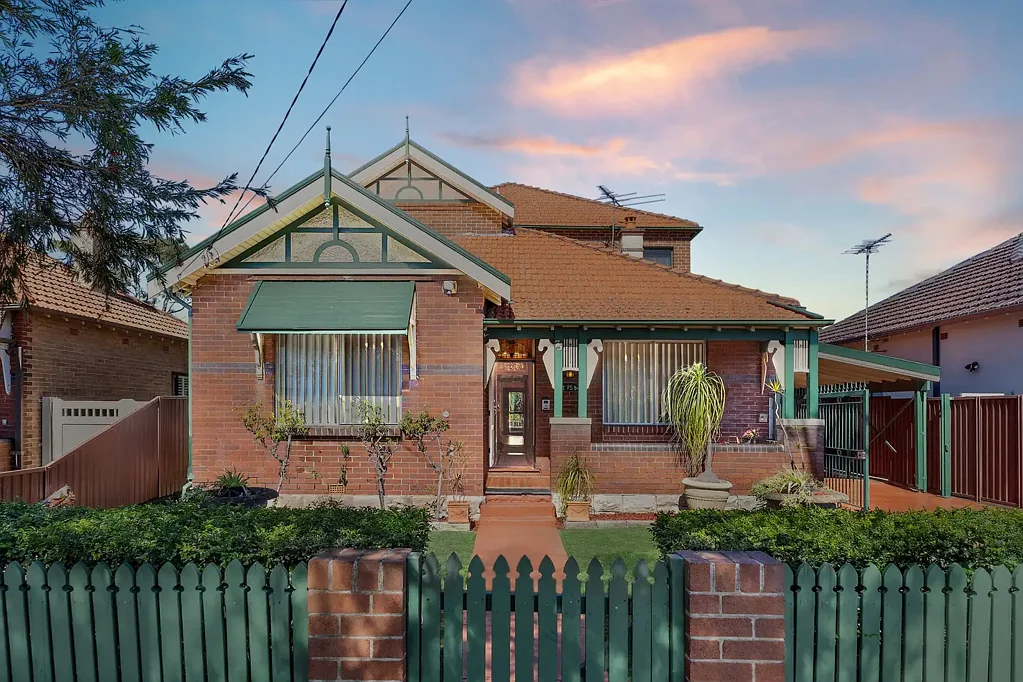 Bexley 5침실 Classic Family Bungalow Blends Enduring Old World Charm With Modern Comfort