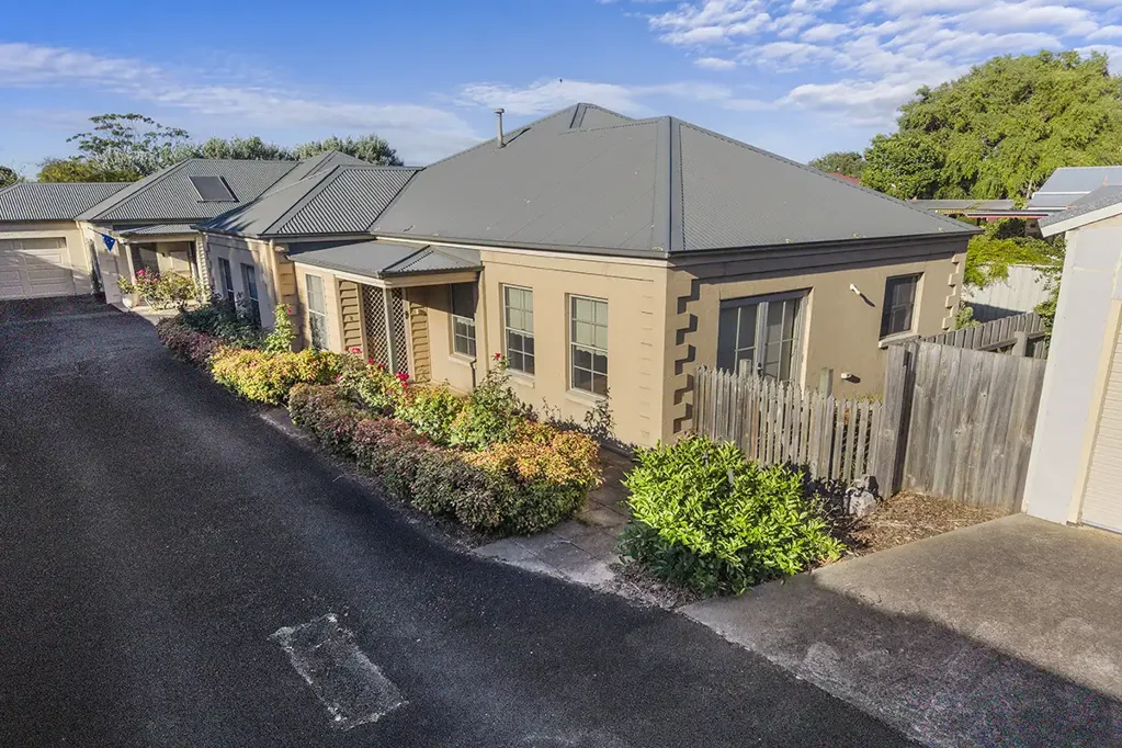 2/137 Commercial Road, Koroit, VIC 3282