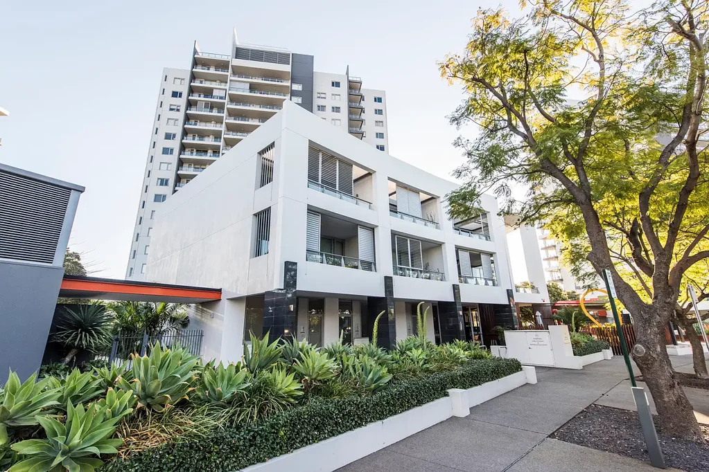 Burswood 4 Bedroom EXECUTIVE TOWNHOUSE WITH PARK VIEWS & HOME OFFICE