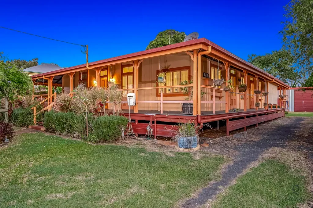 Childers 4ਬੈੱਡਰੂਮ Grand Queenslander on a Massive Block in the Heart of Childers!