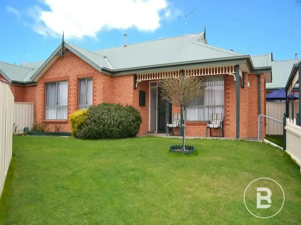 LOVELY TWO BEDROOM UNIT IN A QUIET COURT ON MELBOURNE SIDE OF TOWN