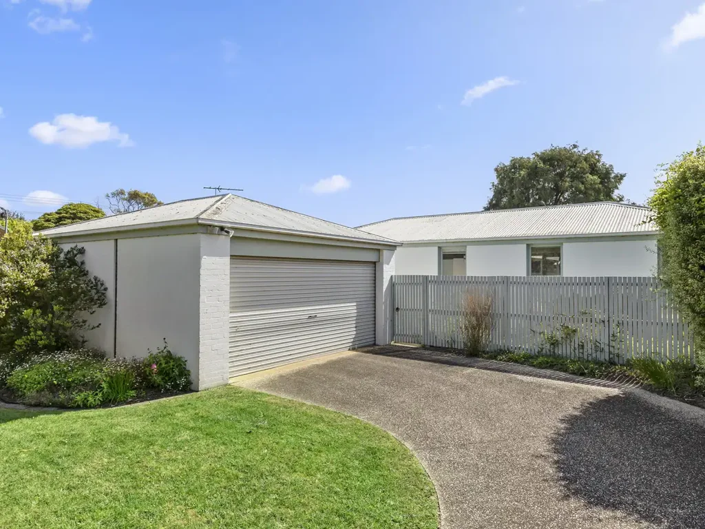 Point Lonsdale 3部屋 Expertly Crafted, Timeless Style, and Ample Sunlight