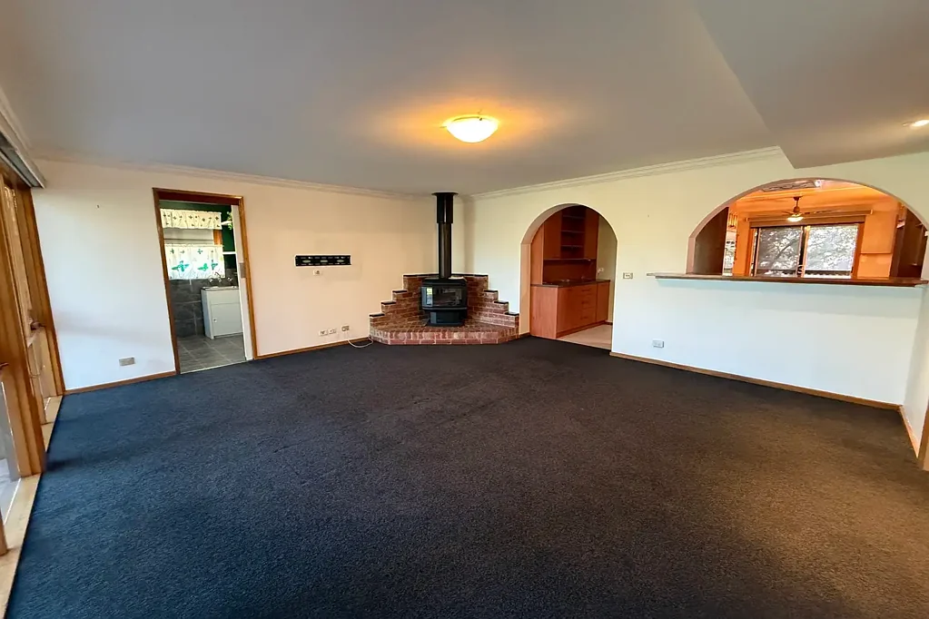 SPACIOUS FAMILY LIVING ON ACRES - IDEAL FOR TRADIES, FAMILIE
