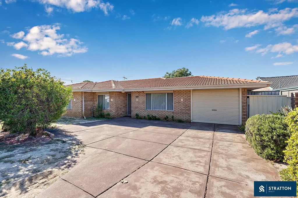 Riverton 4 Bedroom Generous 704sqm R40 Zoned Block with 4-Bedroom Home With Retain & Build Subdivision Potential in Rossmoyne SHS Zone!!