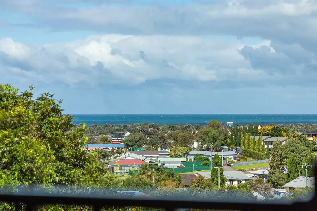 Lakes Entrance 5 Bedroom DOUBLE STOREY, WATERVIEWS, INCLUDES APARTMENT AND INCOME