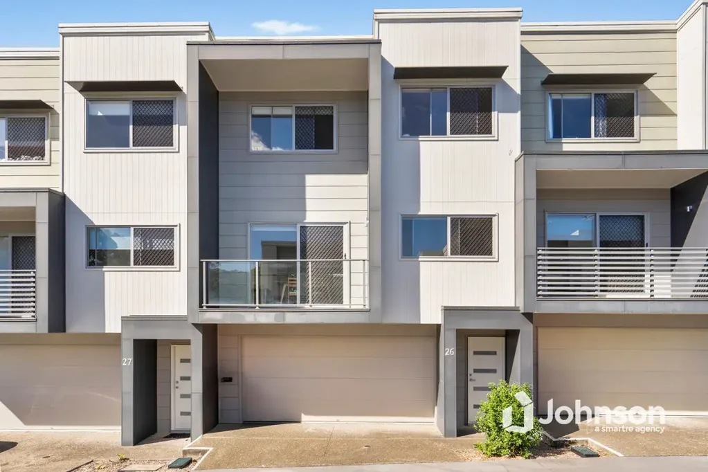 Chermside West 3房 新近装修联排 2018年建 三卧宽敞 开放式布局 主卧带套 步入式衣帽间 私人庭院 DeLonghi厨房 双车库内通道 综合楼健身房 便利生活触手可及 Peaceful Living in Prime Location- Comfort, Convenience & Lifestyle Combined