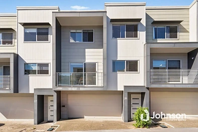 Chermside West 3房 新近装修联排 2018年建 三卧宽敞 开放式布局 主卧带套 步入式衣帽间 私人庭院 DeLonghi厨房 双车库内通道 综合楼健身房 便利生活触手可及 Modern Town Home Leased until 22nd November 2026