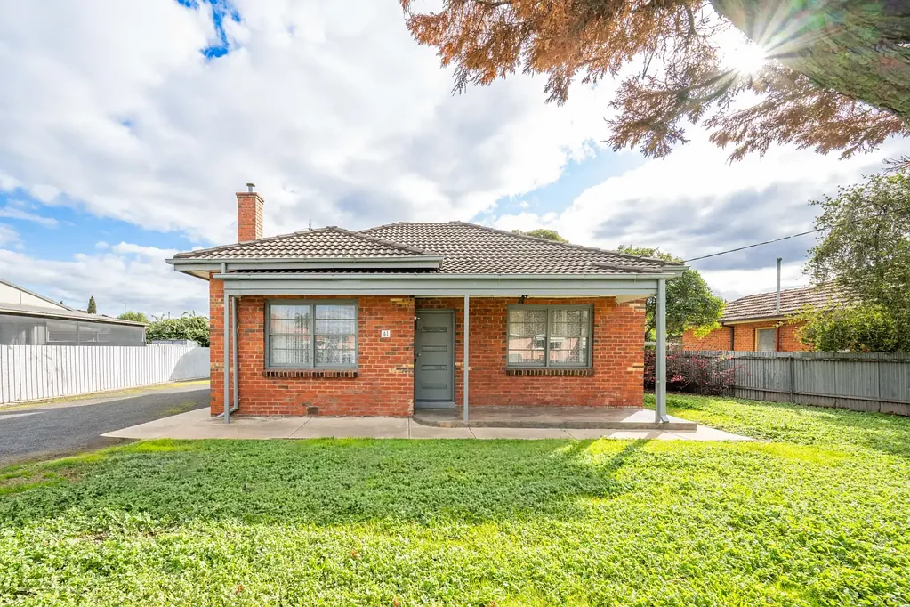 Shepparton 4房  Flexible Family Living with an Impressive 11m x 4m Shed