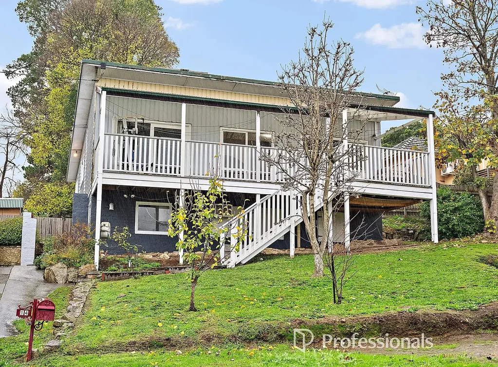Mount Evelyn 4房 Prime location 学校近 体育设施多 交通便利 Yarra Ranges生活 优越户外空间 宽敞后院 实用客厅 灵活下层空间 ENDLESS POTENTIAL AND A BACKYARD DREAM!