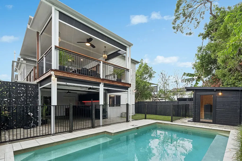Chelmer 5房 五卧主卧衣帽间 现代厨岛台 双层露台泳池 河畔社区私享 RESORT-STYLE FAMILY LIVING IN CHELMER