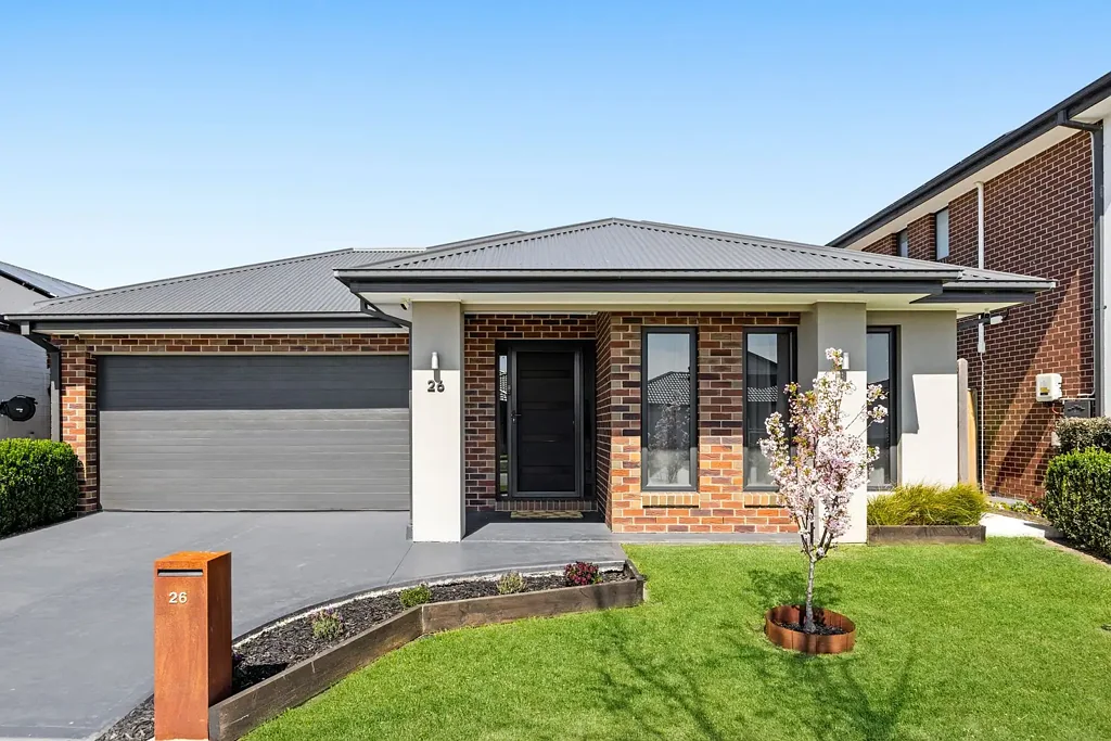 Clyde North 3Moenga Immaculate, Contemporary Living