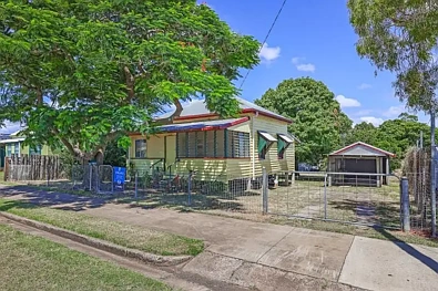 Bundaberg East 3 Slaapkamer Conveniently located Cottage set on 1012m2 of Industrial Zoned land!