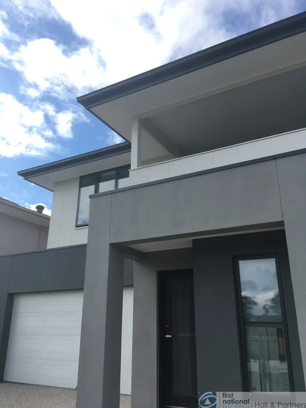 LOVELY TOWNHOUSE WITH GREAT BALCONY