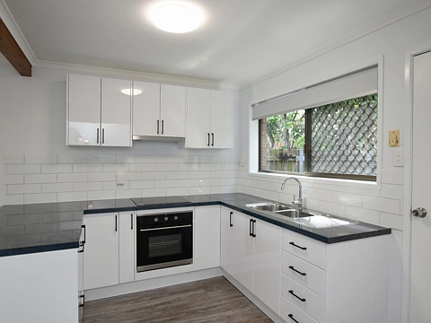 Fully Renovated Townhouse in the Heart of Gladstone Central!
