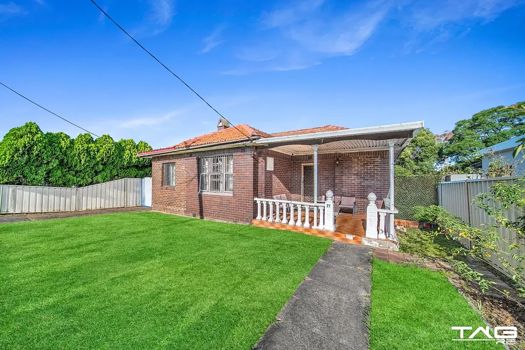 Westmead 3房 全砖经典构造 815㎡宽敞地块 双联住宅潜力 近火车站 医疗区便捷 Double brick home on huge 815 square metre land