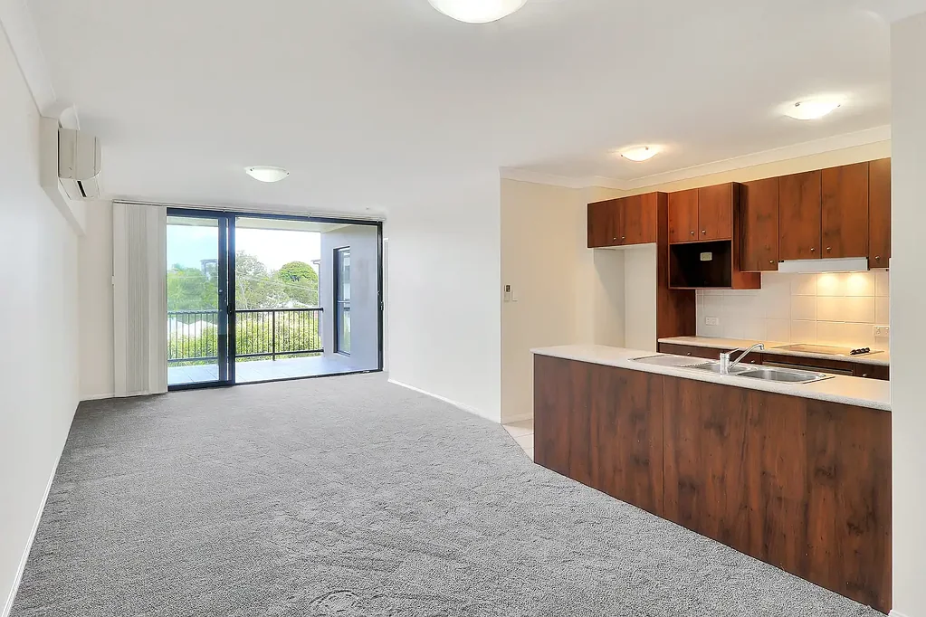 2 BEDROOM APARTMENT - WALK TO GARDEN CITY- FRESHLY PAINTED