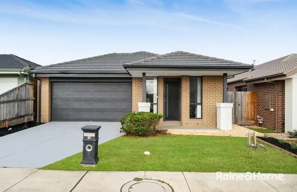 4 Bedroom house in Cranbourne East!