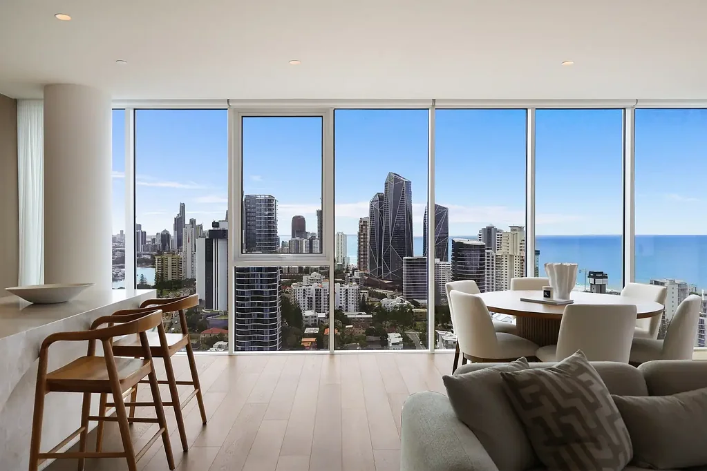 Broadbeach 3ਬੈੱਡਰੂਮ Luxe Sub-Penthouse: As-New, Envied North-East Aspect and Protected Ocean Views