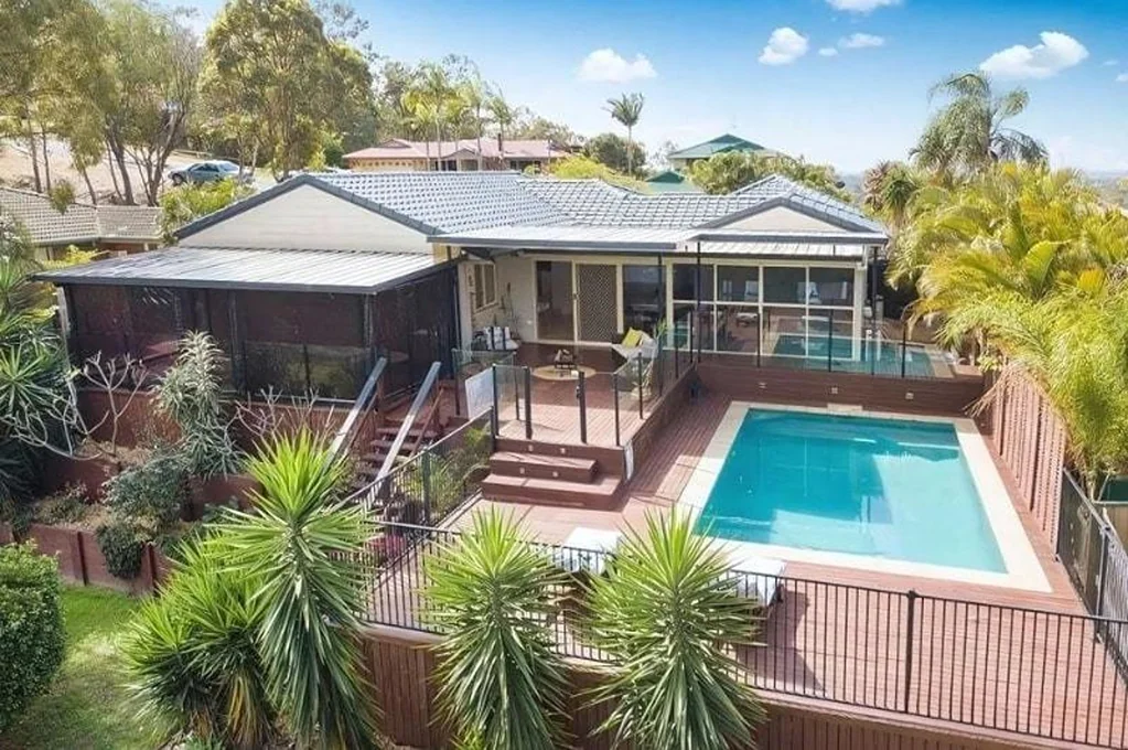 Family Home With Pool!