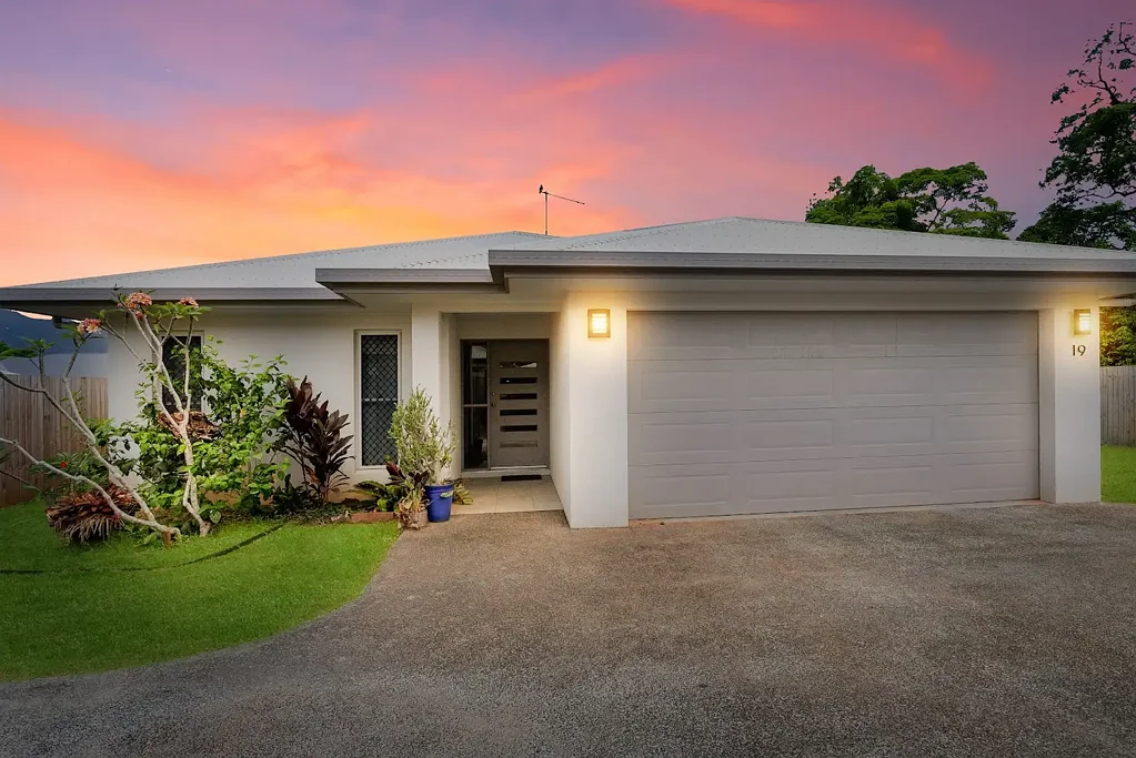 New Modern Family Home - Fully Fenced