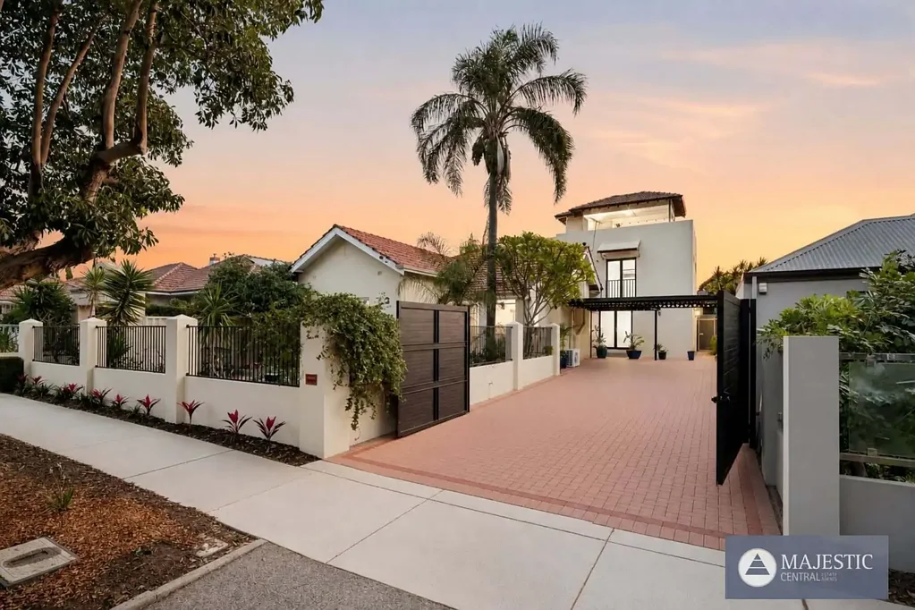 Como 4房  MULTI-GENERATIONAL LIVING | TWO RESIDENCES. ONE TITLE.