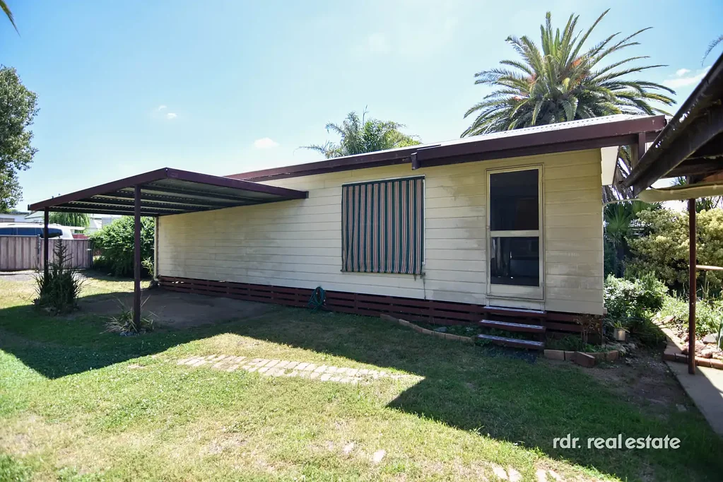 ONE BEDROOM FLAT WITH GOOD SIZE YARD