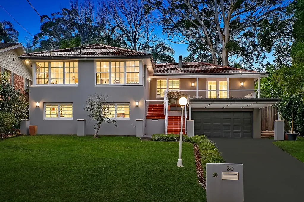 Pennant Hills 5Phòng ngủ Luxe Retreat, Daily Convenience: Immaculate Family Living in Blue-Ribbon Location