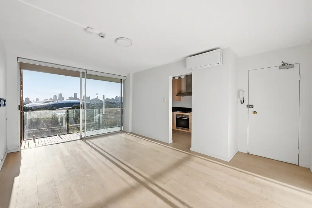 Stylishly Renovated Apartment with Spectacular Stadium & Harbour Bridge Views