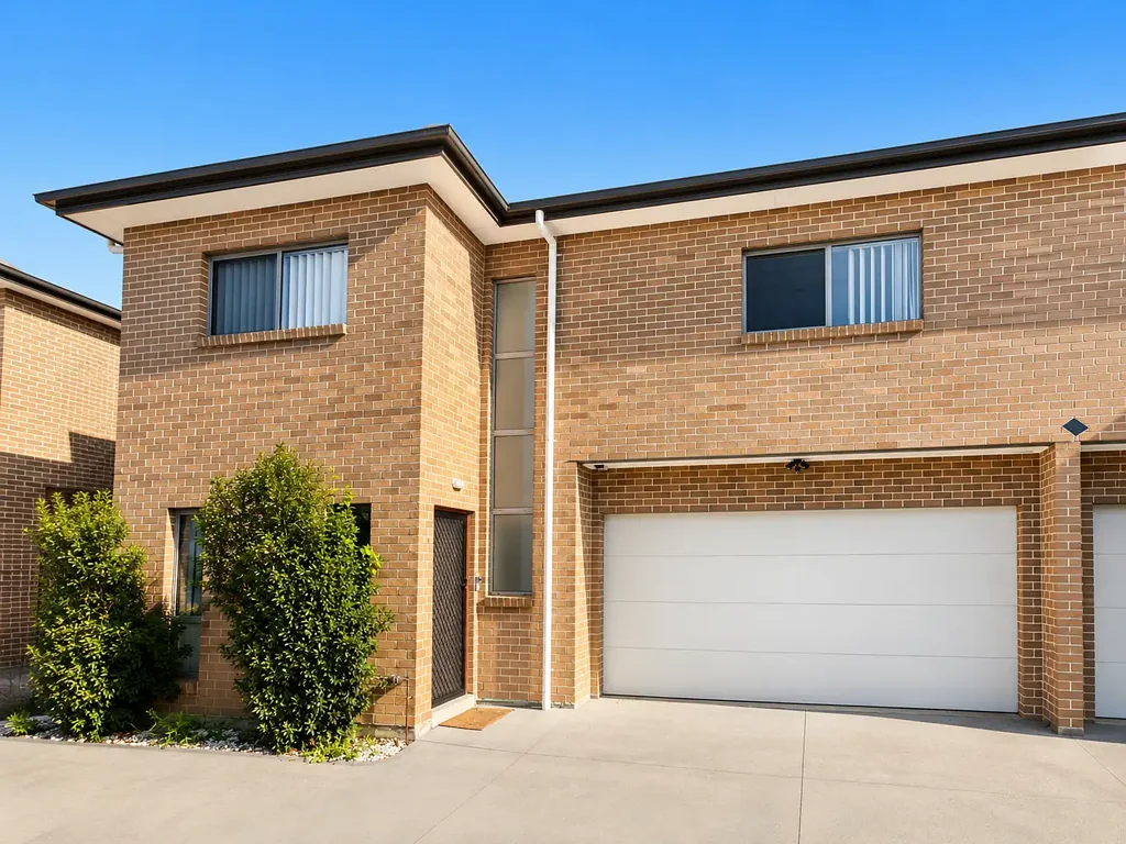 Oxley Park 4Kwarto 4 YEAR OLD TOWNHOUSE IN COMPLEX OF 5 UNITS | DOUBLE GARAGE