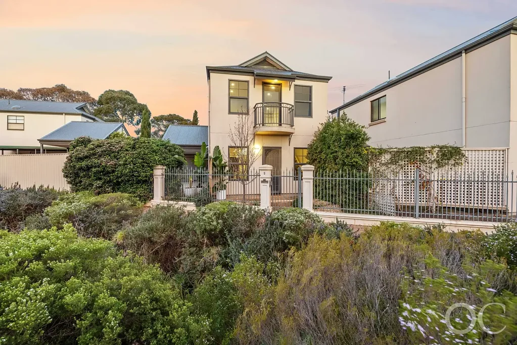 Mile End 3房  Open the Door to a Tucked-Away Townhouse Where Mile End Meets the Parklands