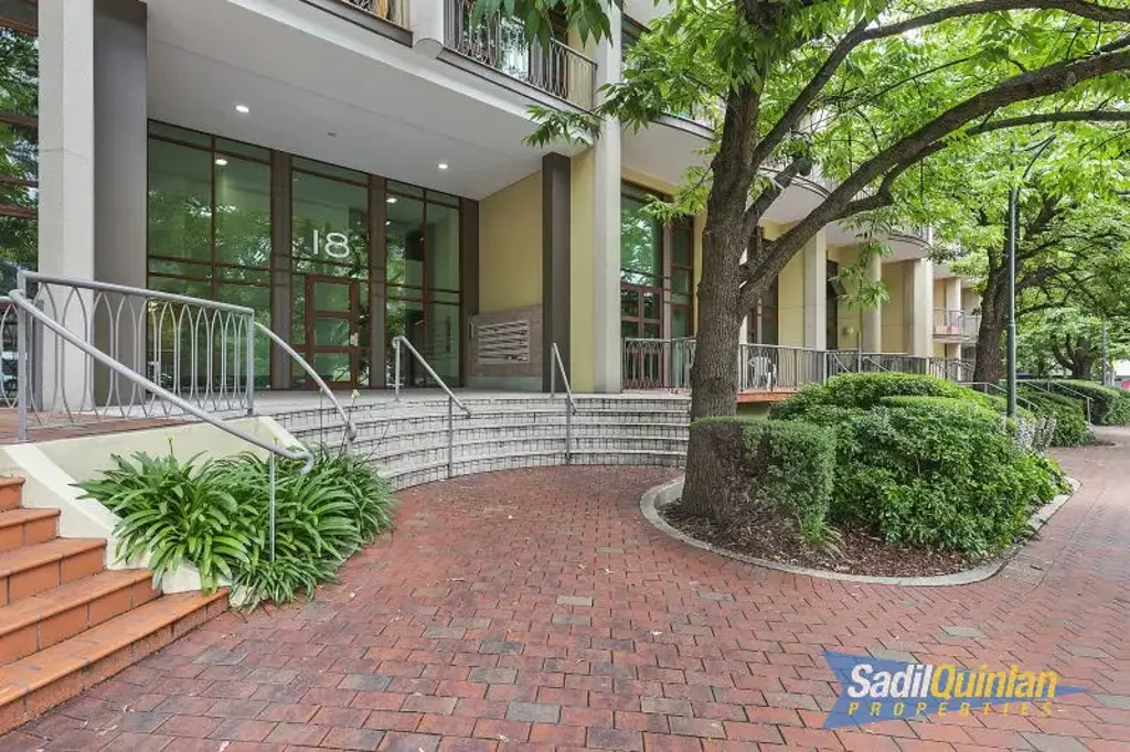 One bedroom apartment in the popular Manuka Terrace complex.