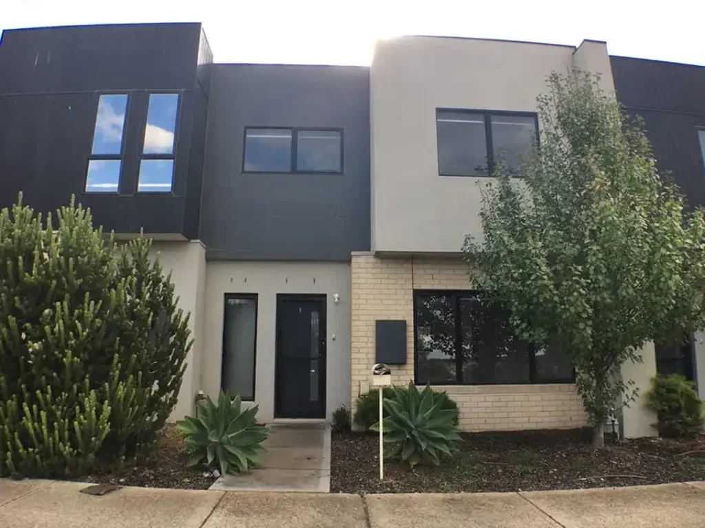 Don’t miss out on viewing this modern THREE bedroom contemporary townhouse!