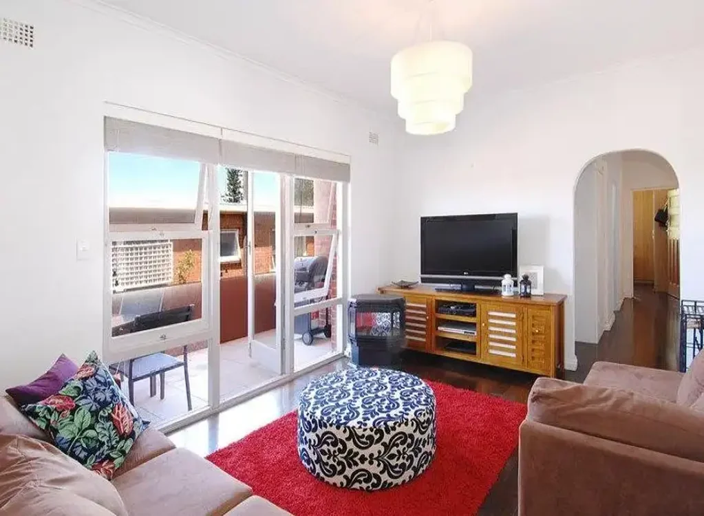 Bright & Airy Top Floor Apartment With Balcony & Parking!