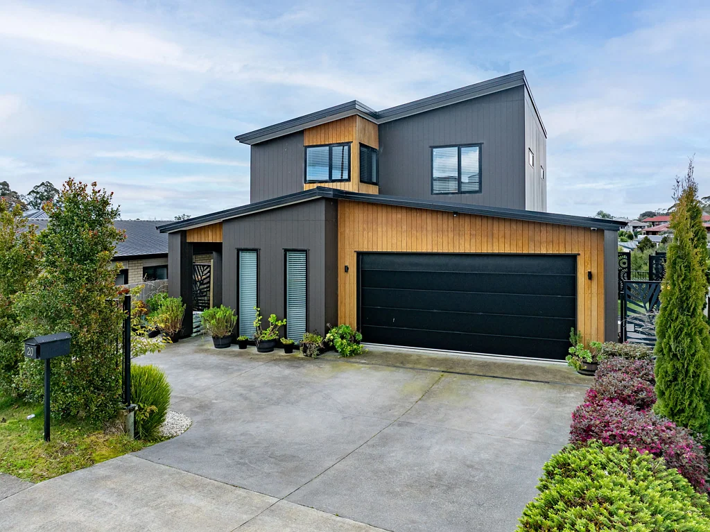 Glenview 4Moenga Modern 4-Bedroom Freehold Home with Views