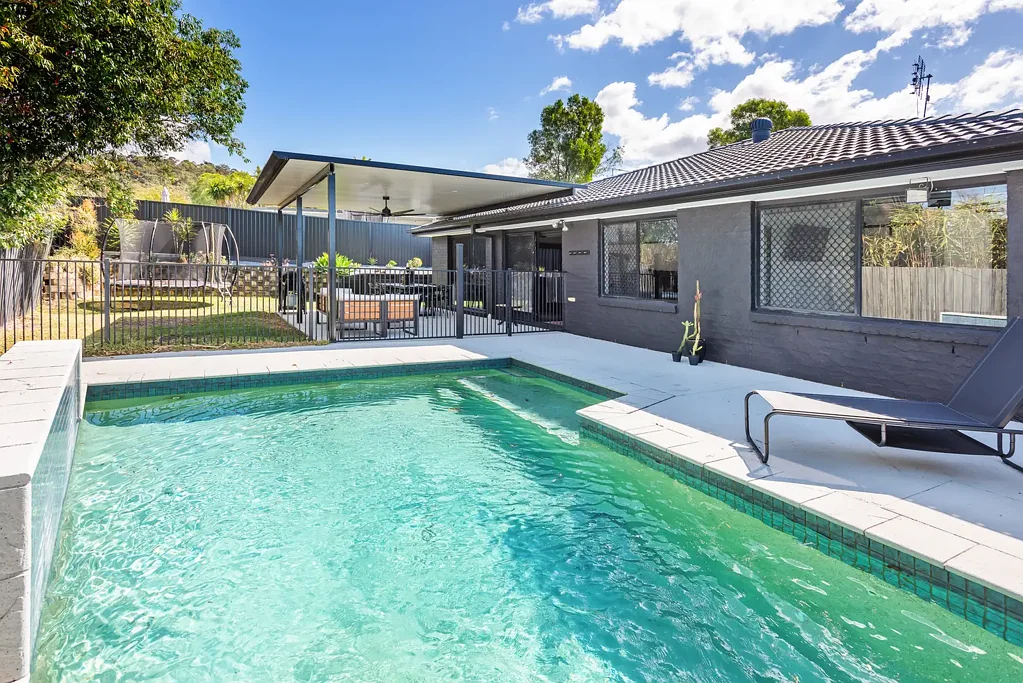 Maudsland 5Zimmer Fully Renovated Family Home offering Resort-Style Living