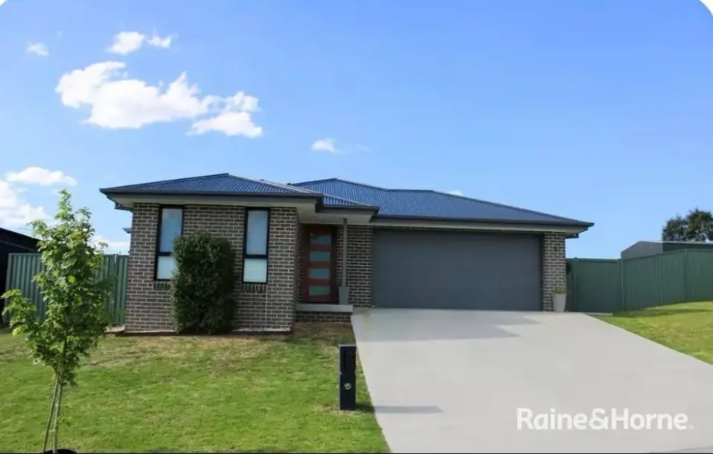 MODERN THREE BEDROOM HOME IN KELSO - Available 4/9/26