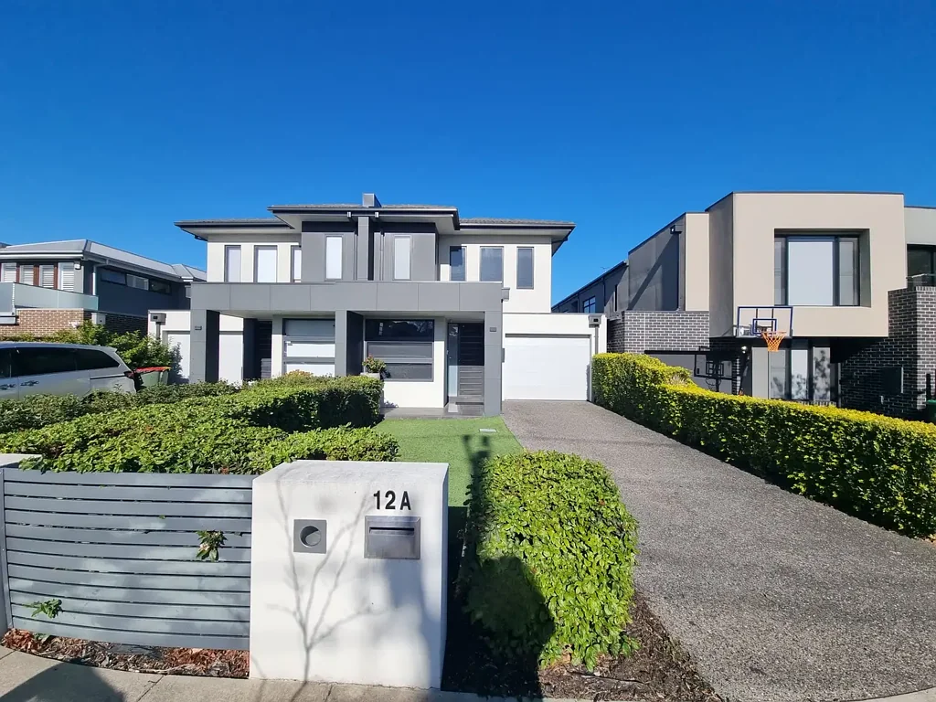 SPACIOUS TOWNHOUSE WITH POOL!