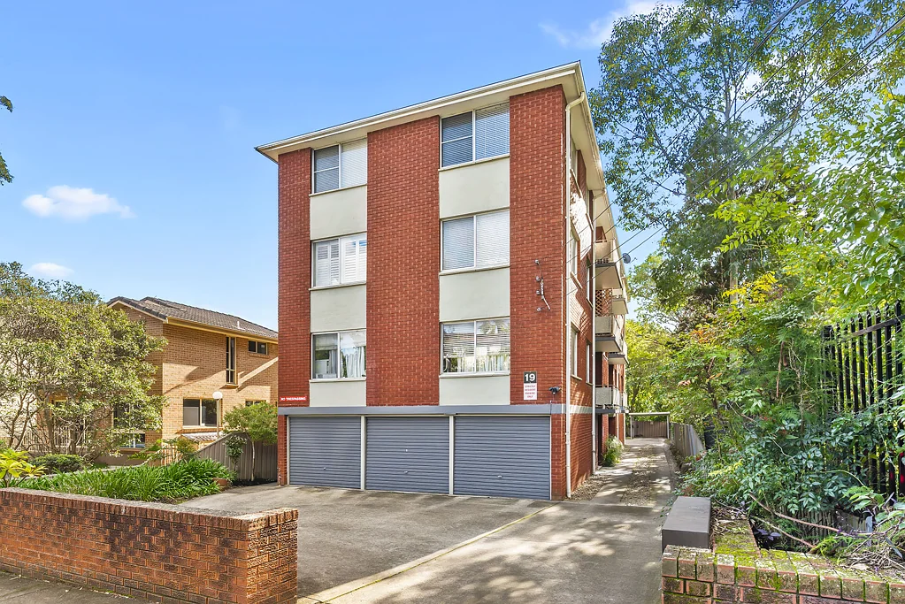 Gladesville 2房 顶层视野绿意 宽敞开放式起居 大型厨房储物 两卧主卧衣柜 私人洗衣房车库 近邻购物村 步行餐饮公交 Light-Filled Top Floor Apartment in a Prime Gladesville Location