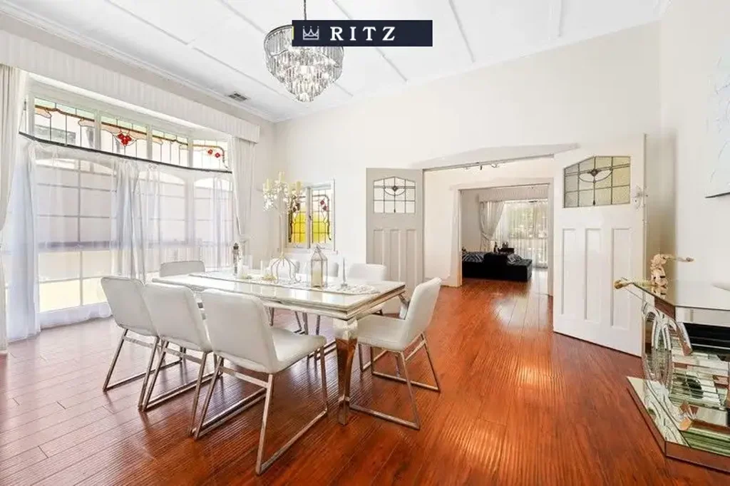 Versatile Family Home with Swimming Pool - include pool and garden maintenance