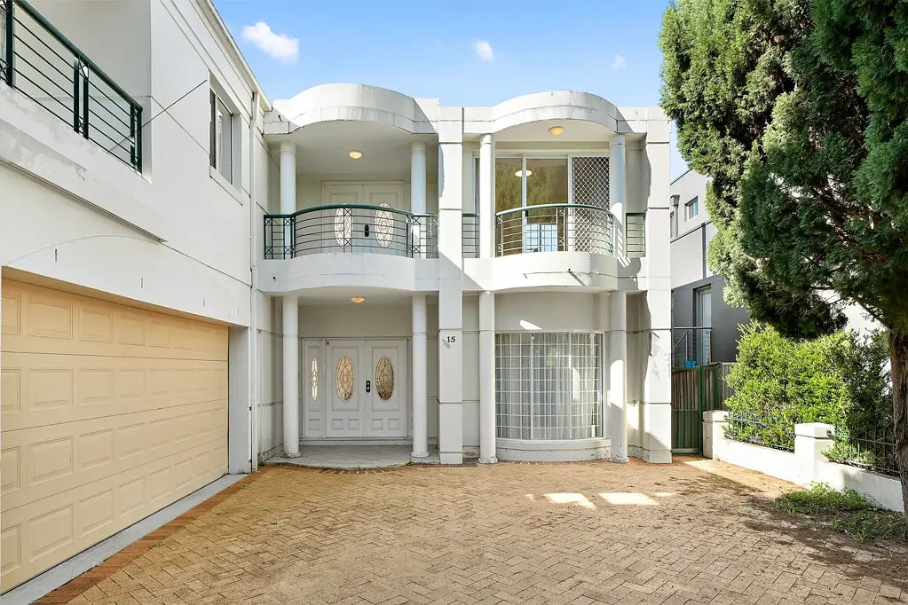 Chatswood 5房 蓝带地段 832平平地 宽敞双层 多区生活 舒适庭院 步行商圈 豪华住宅区 现代地板 大型厨房 四卧套房 主卧阳台 双层车库 Exceptional Large Family Residence in a Blue-Ribbon Location