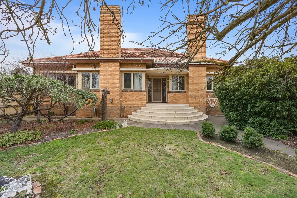 Ararat 3 Bedroom Triple-Fronted Brick Veneer in Central Location