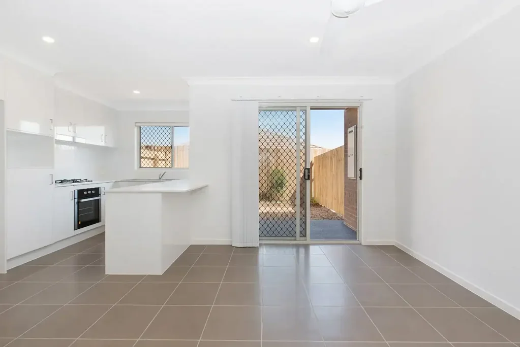 Mango Hill 3 Slaapkamer Low Body Corp, Move In NOW!!!!  Modern, With Ducted A/C, In the Heart of Capestone Estate, Walk to Train Station!!!