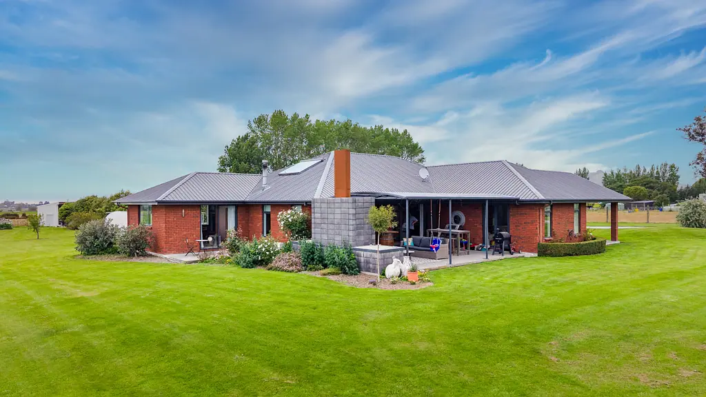 Waimate Exceptional lifestyle and garaging close to town