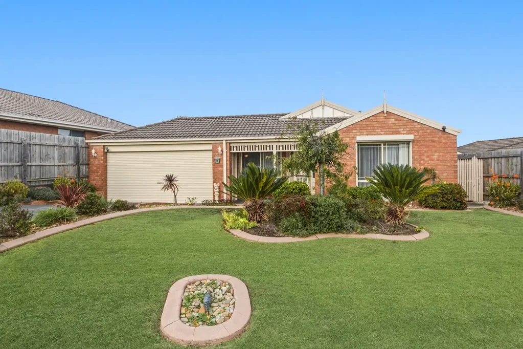 Cranbourne North 3房 宽敞574平米地块 优质学区房 步行便利 高天花板自然光 开放式生活区 主卧带套间步入衣帽间 双锁车库 中央空调 NBN连接 户外藤架休闲 Spacious family home with multiple living zones and outdoor entertaining!